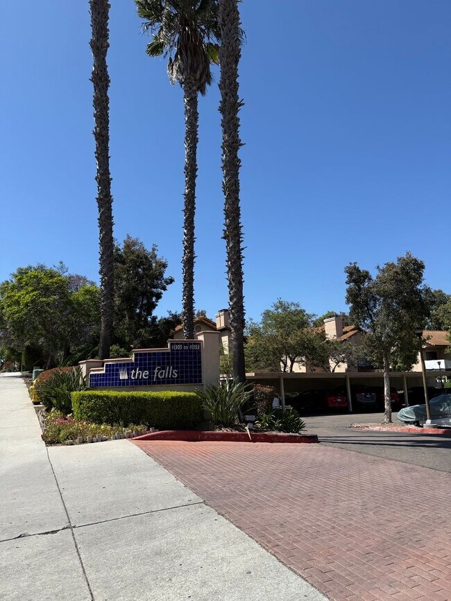 Building Photo - 2-bedroom, 2-bathroom Apartment located in...