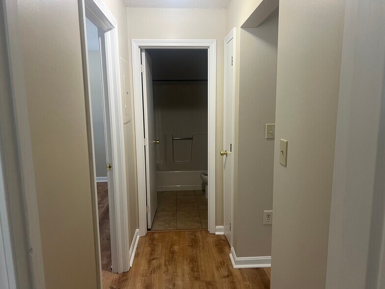 Building Photo - 3 Knights Bridge Dr