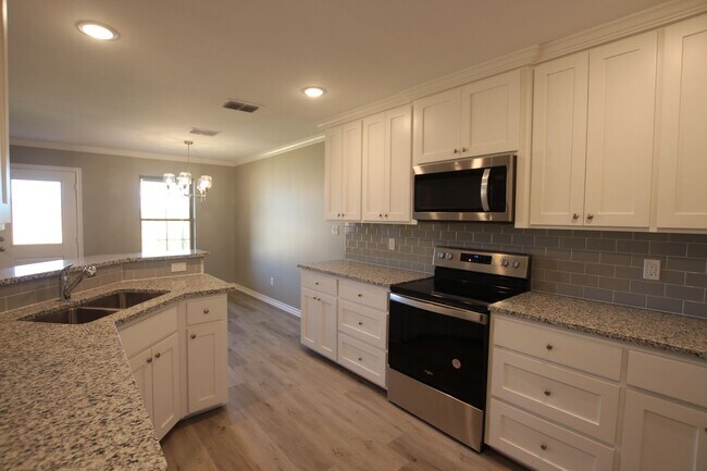 Building Photo - Beautiful 3 Bedroom 2 Bathroom Townhouse in South Tyler! 1/2 OFF FIRST FULL MONTHS RENT!