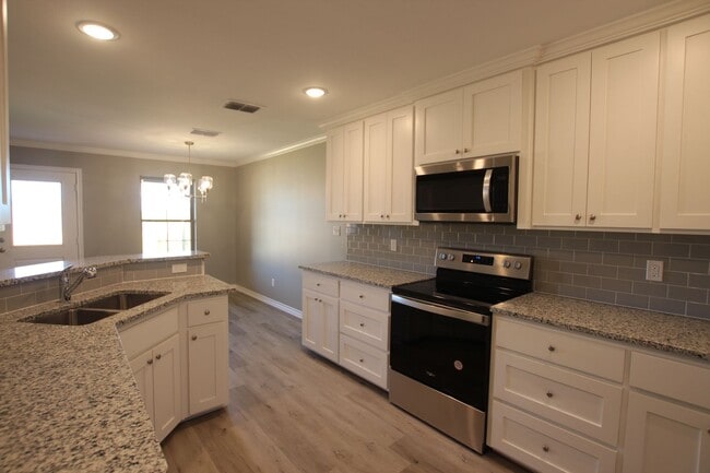 Building Photo - Beautiful 3 Bedroom 2 Bathroom Townhouse in South Tyler! Now offering 1/2 OFF FIRST FULL MONTHS R...