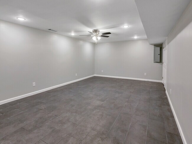 Building Photo - 2501 Sandy Ct
