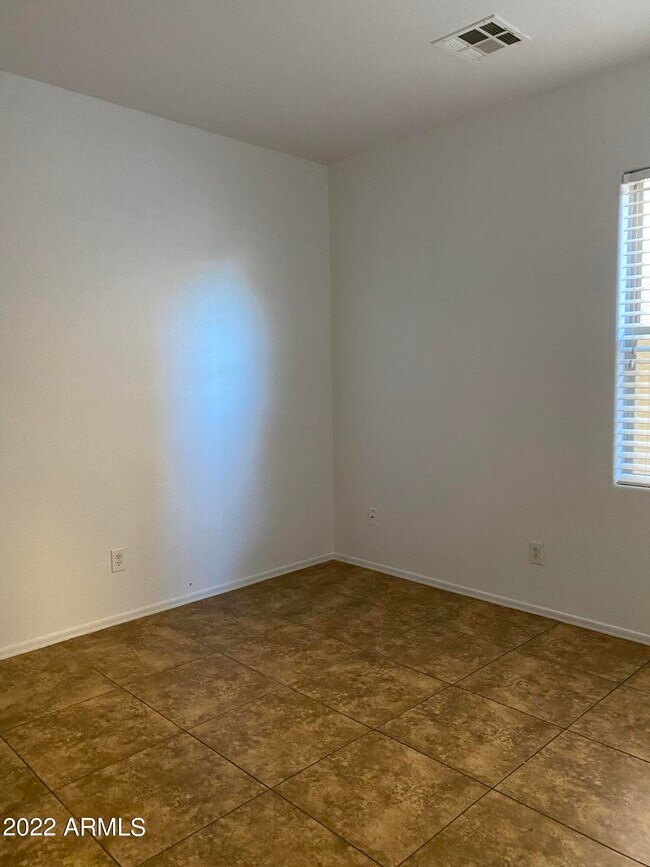 Building Photo - 1704 S Falcon Dr