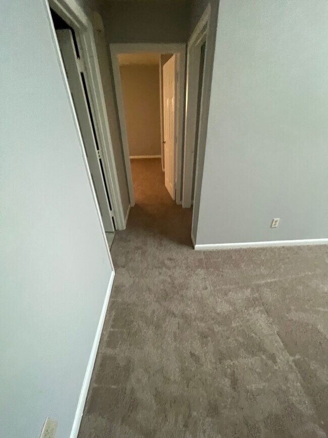 Building Photo - UPPER LEVEL SINGLE STORY CONDO IN HOLLAND ...