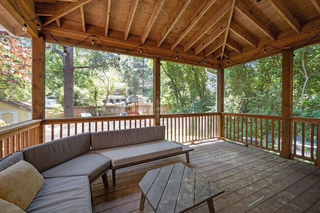 Building Photo - Stunning Historic 4-bedroom home in W Trin...