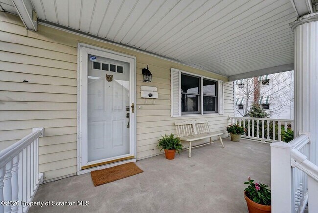 Building Photo - 454 Hickory St