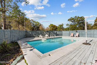 Building Photo - 6204 Commodore Dr