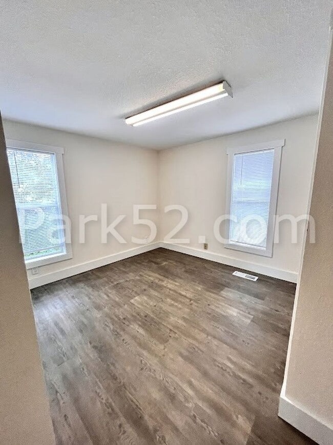 Building Photo - Small Pet Friendly - 2 Bedroom Single Fami...