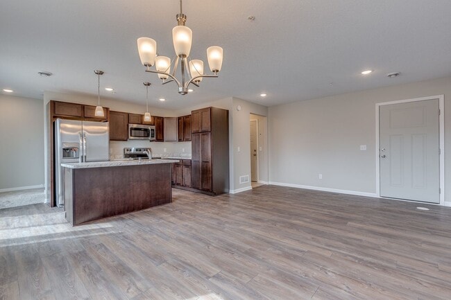 Building Photo - 3bd 3ba 2 car garage available July 2026