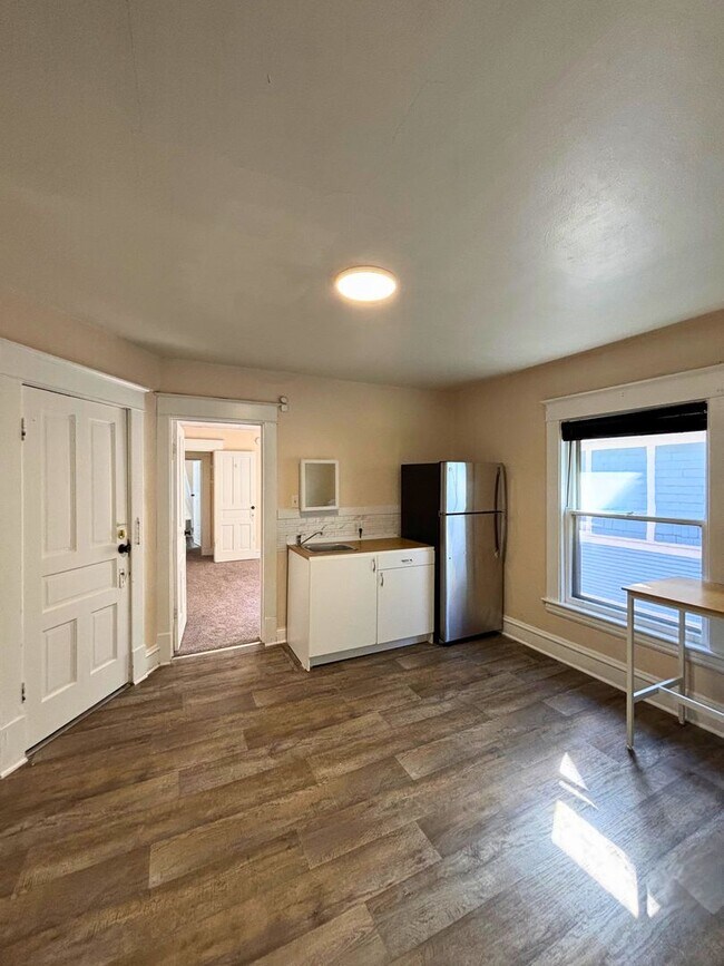 Building Photo - 216 Lafayette Ave NE