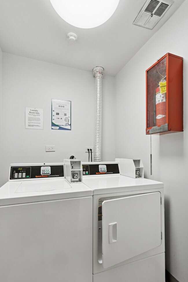 Building Photo - 6185 Pinewood Ct