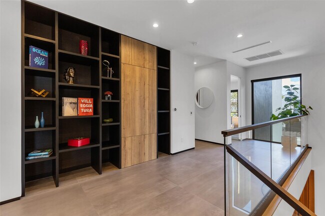 Building Photo - 727 NE 17th Way