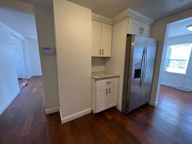 Building Photo - 904 Middle St