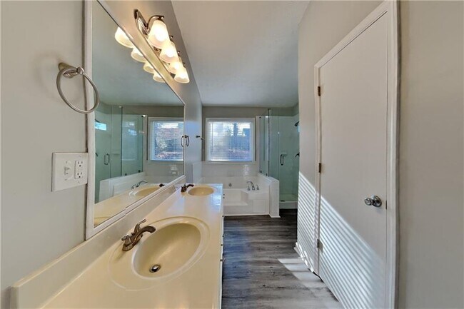 Building Photo - 645 Paris Dr