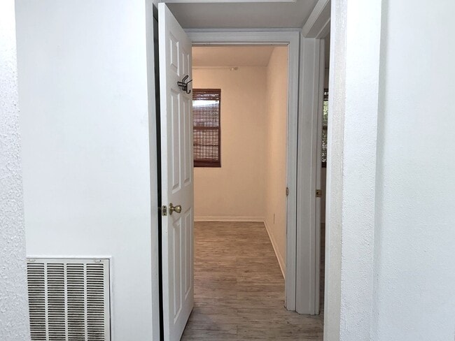 Building Photo - On Island, Close to Historic District & Be...