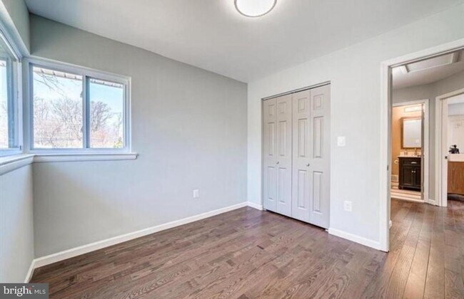 Building Photo - 4207 Woodland Dr