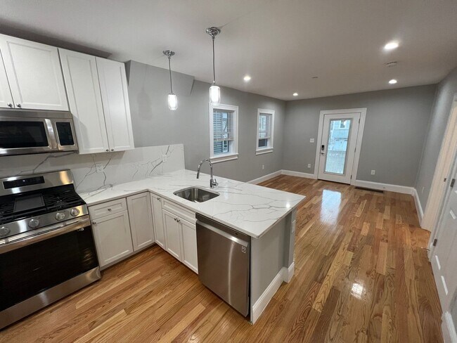 Building Photo - Huge updated 4 bed unit near Union Sq in S...