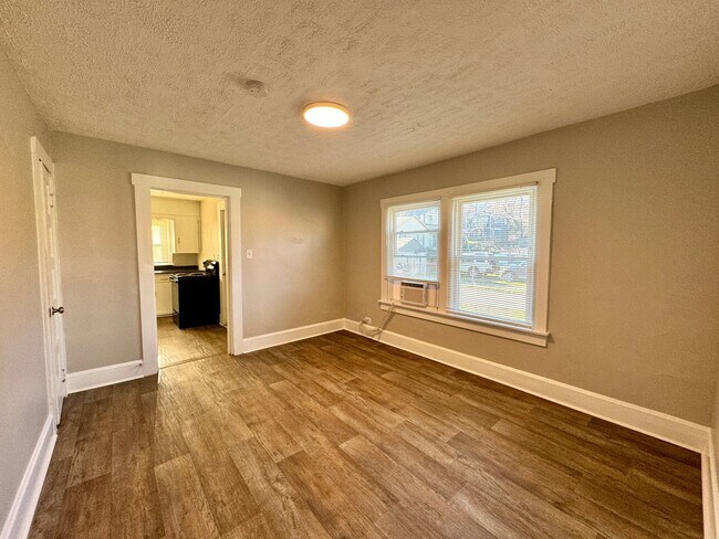 Building Photo - 1 Bedroom Duplex!