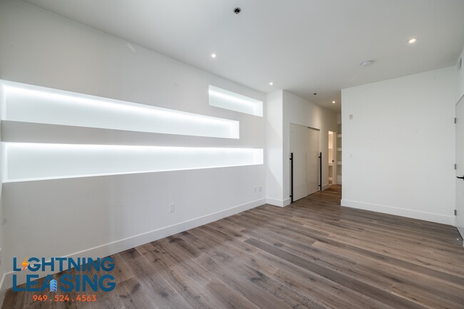 Building Photo - 8811-8815 Burton Way