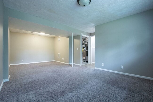 Building Photo - Split Entry 3 Bedroom / 1.5 Bath Home