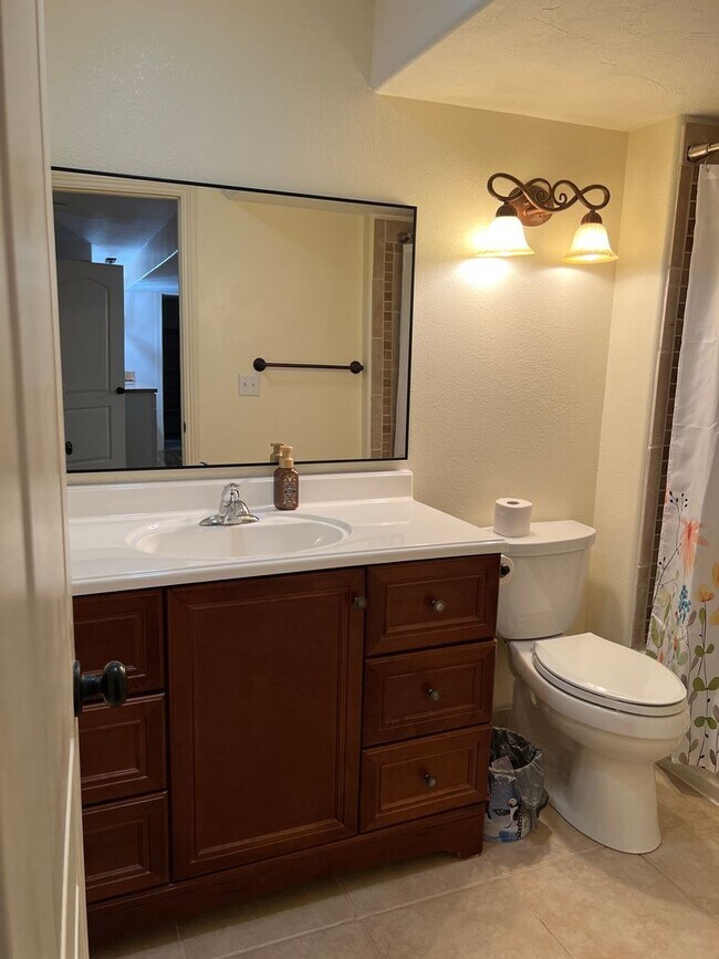 Building Photo - **$100 OFF FIRST MONTHS RENT!** Stunning 5 bed 3.5 bath twin-home on the Rexburg Hill