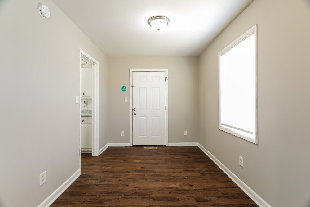 Building Photo - 909 Country View Dr NE
