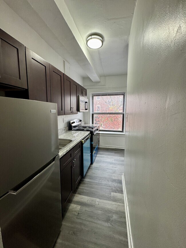 Building Photo - 7453 N Greenview Ave