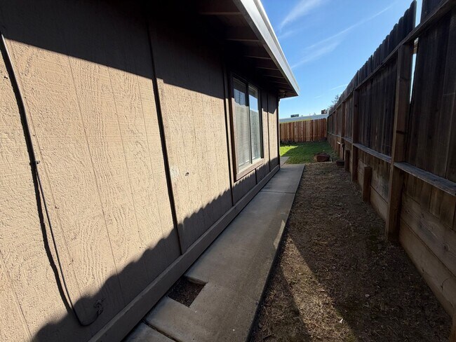 Building Photo - Welcome to this beautifully renovated 2-bedroom, 1-bath home in the desirable Foothill Oaks!