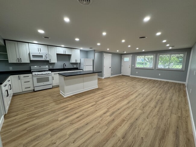 Building Photo - 62 Golden Rod Ln