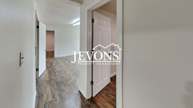 Building Photo - $1,000 Rent Credit if move-in occurs befor...