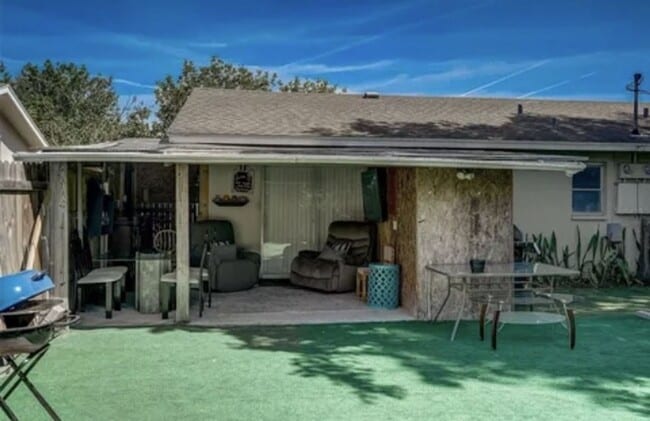 Building Photo - Charming 2/2 Duplex in West Bradenton with Private Yard and Carport