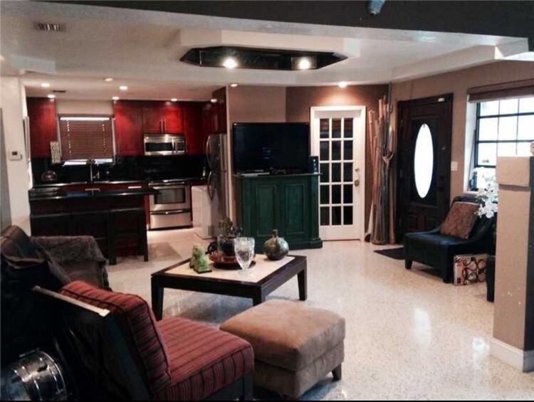 Building Photo - 900 NE 85th St