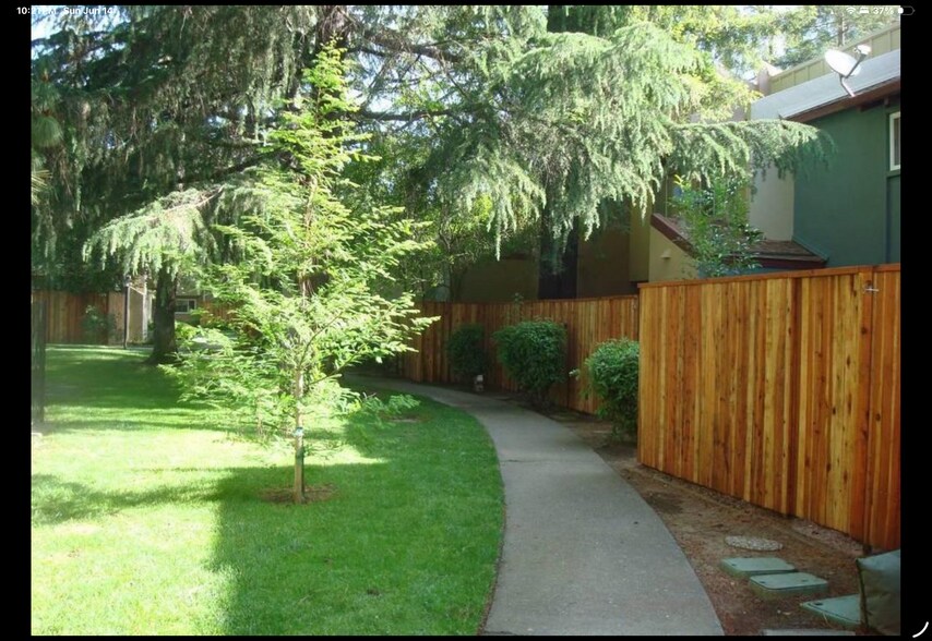 Building Photo - 2005 Alta Loma St