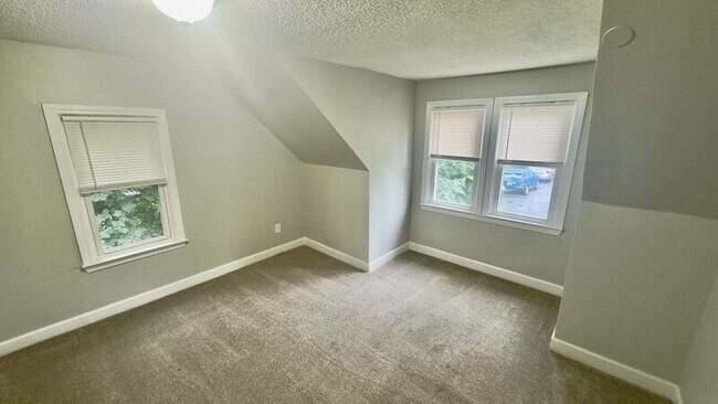 Building Photo - 15 Casimir St