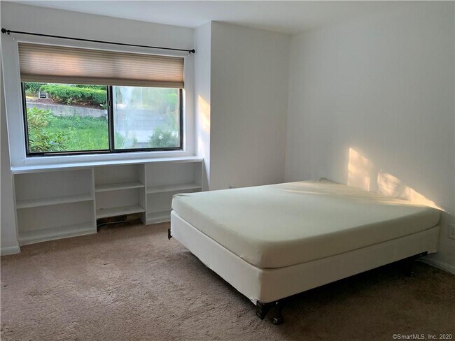 Building Photo - 13 Hills Ln