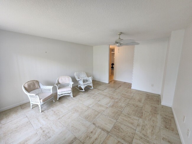 Building Photo - Charming 2 Bed 2 Bath Beachside Home