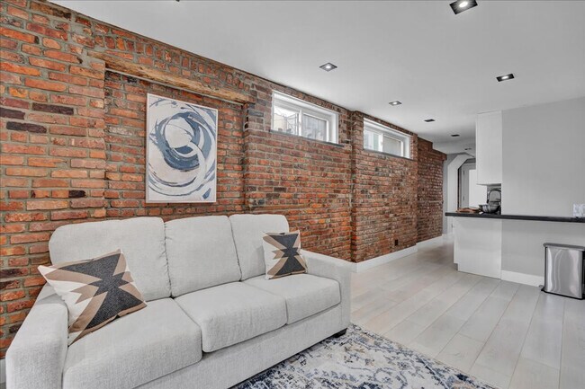 Building Photo - 120 Mulberry St