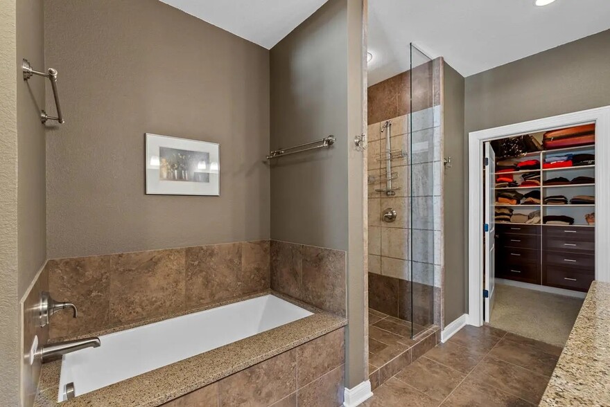 Main Tub/Shower - 601 E Ogden Ave