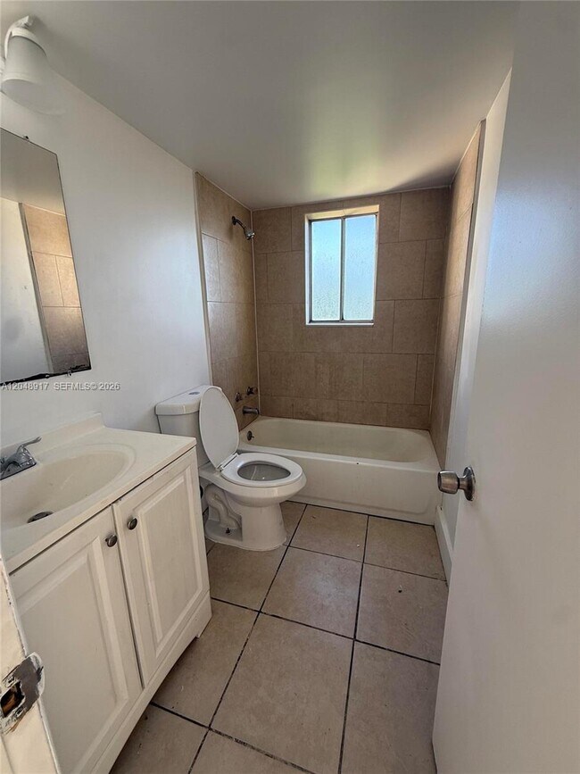 Building Photo - 2830 Somerset Dr