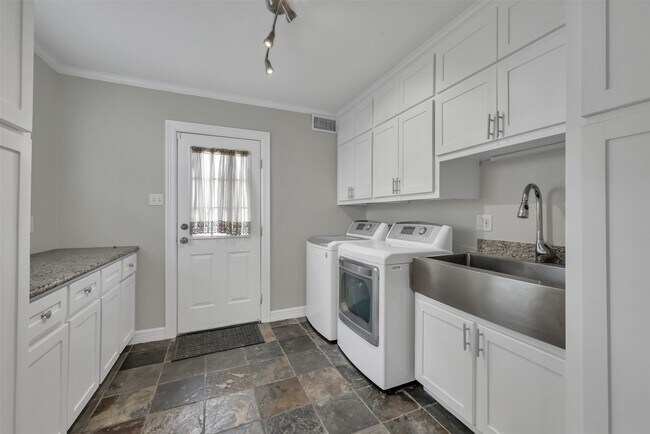 Building Photo - 3215 Milburn St
