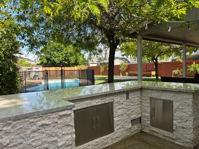 Building Photo - 879 Fall River Trail