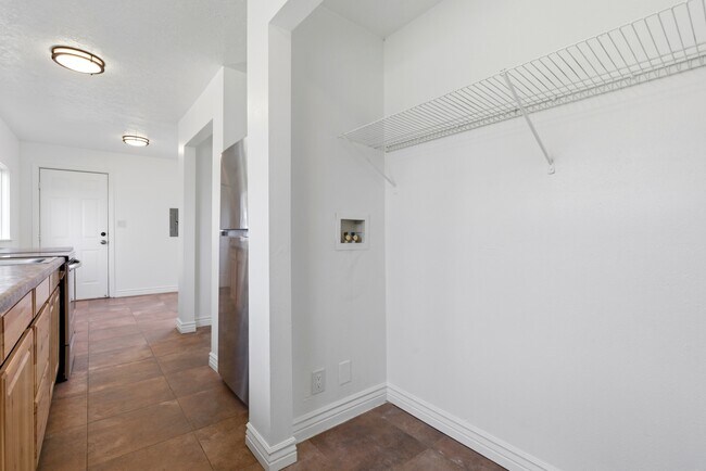Building Photo - 1060 Sullivan Dr