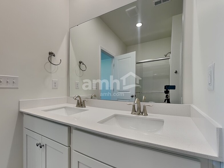 Building Photo - 3527 Lincoln Hts Ln