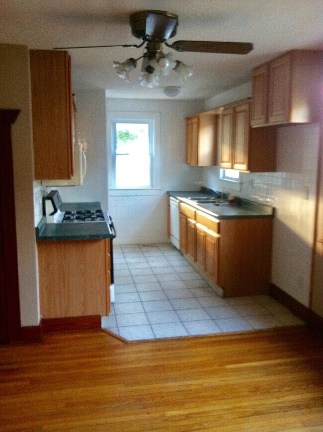 Building Photo - Adorable 2 bedroom 1 bathroom House with F...
