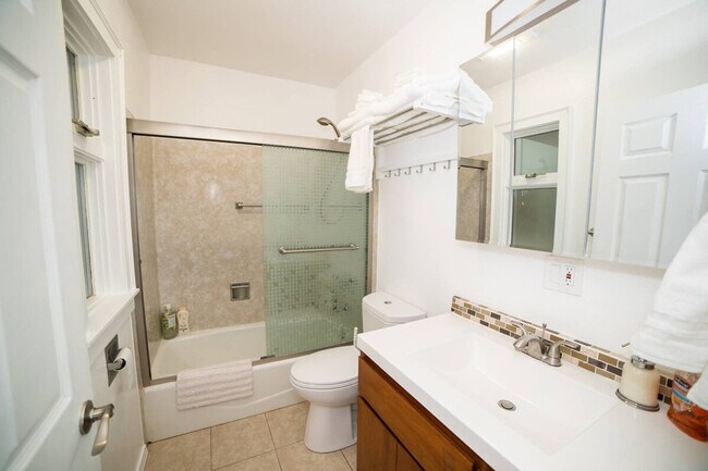 Building Photo - 2430 Alki Ave SW