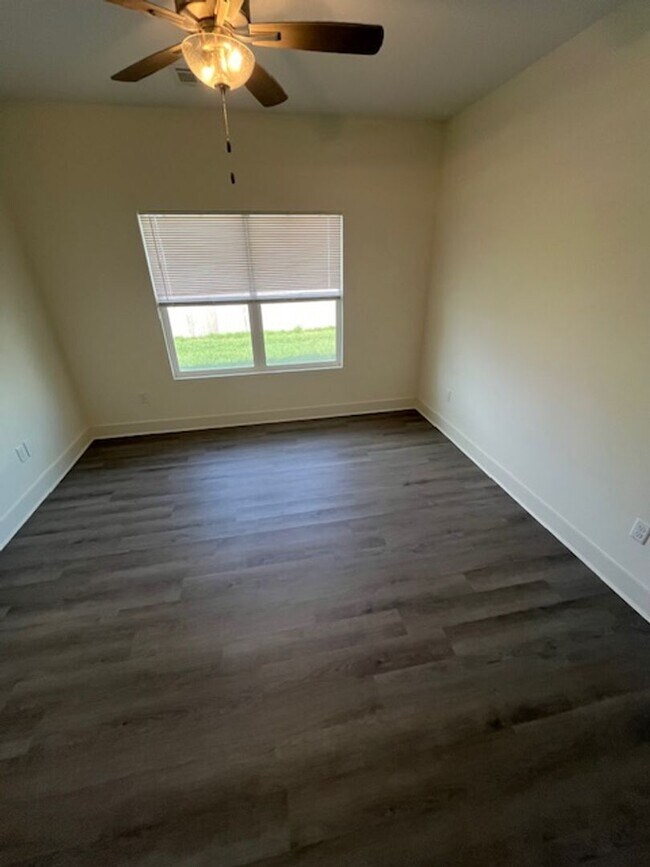 Building Photo - Beautiful 3-Bedroom Family Home for Rent in Fox Run!