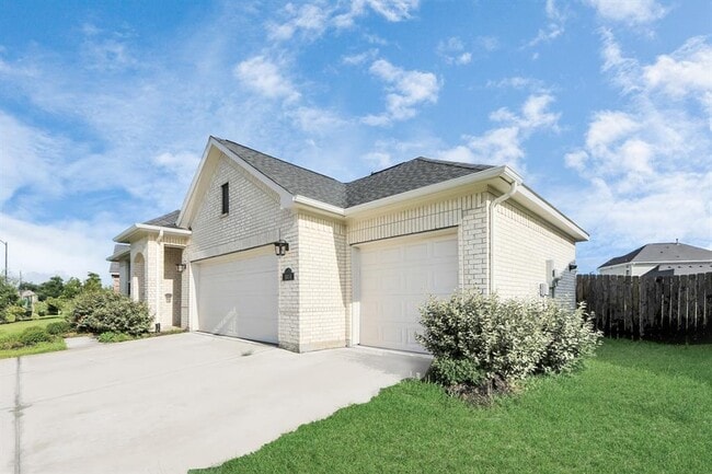 Building Photo - 8034 Royal Palm Dr
