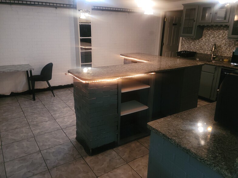 Full kitchen with island - 5898 Manchester Ln