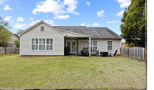 Building Photo - Spacious 3/2 Available Now!