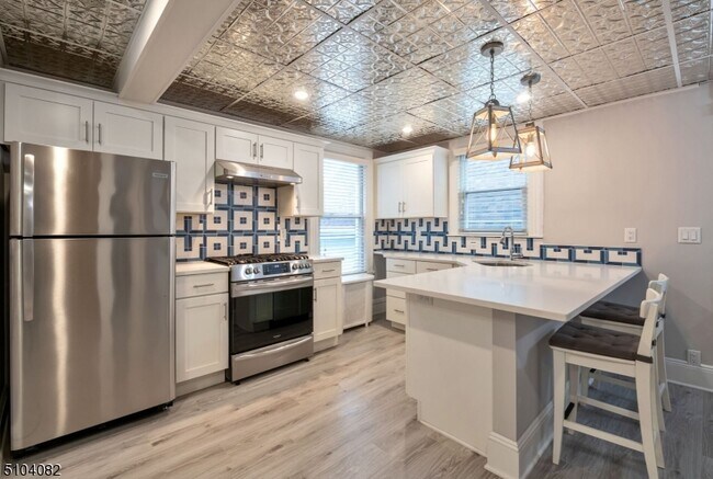 Building Photo - 204 Forest St