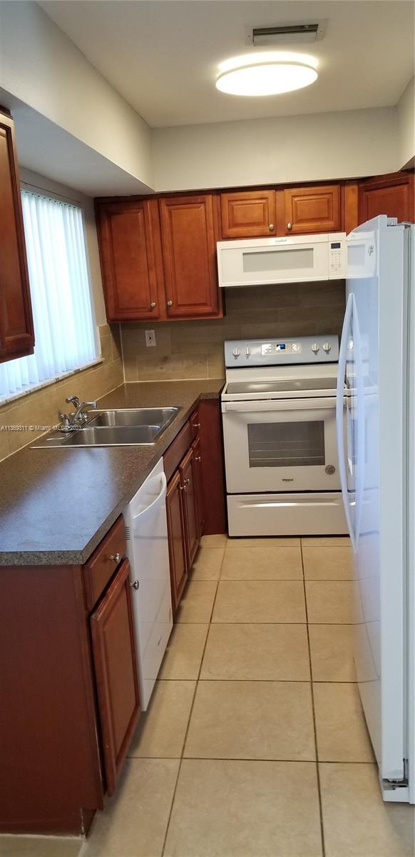 Building Photo - 2588 Coral Springs Dr